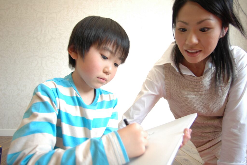 小学生を個別指導で教えている様子。